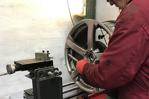 Repairing buckled wheel rims